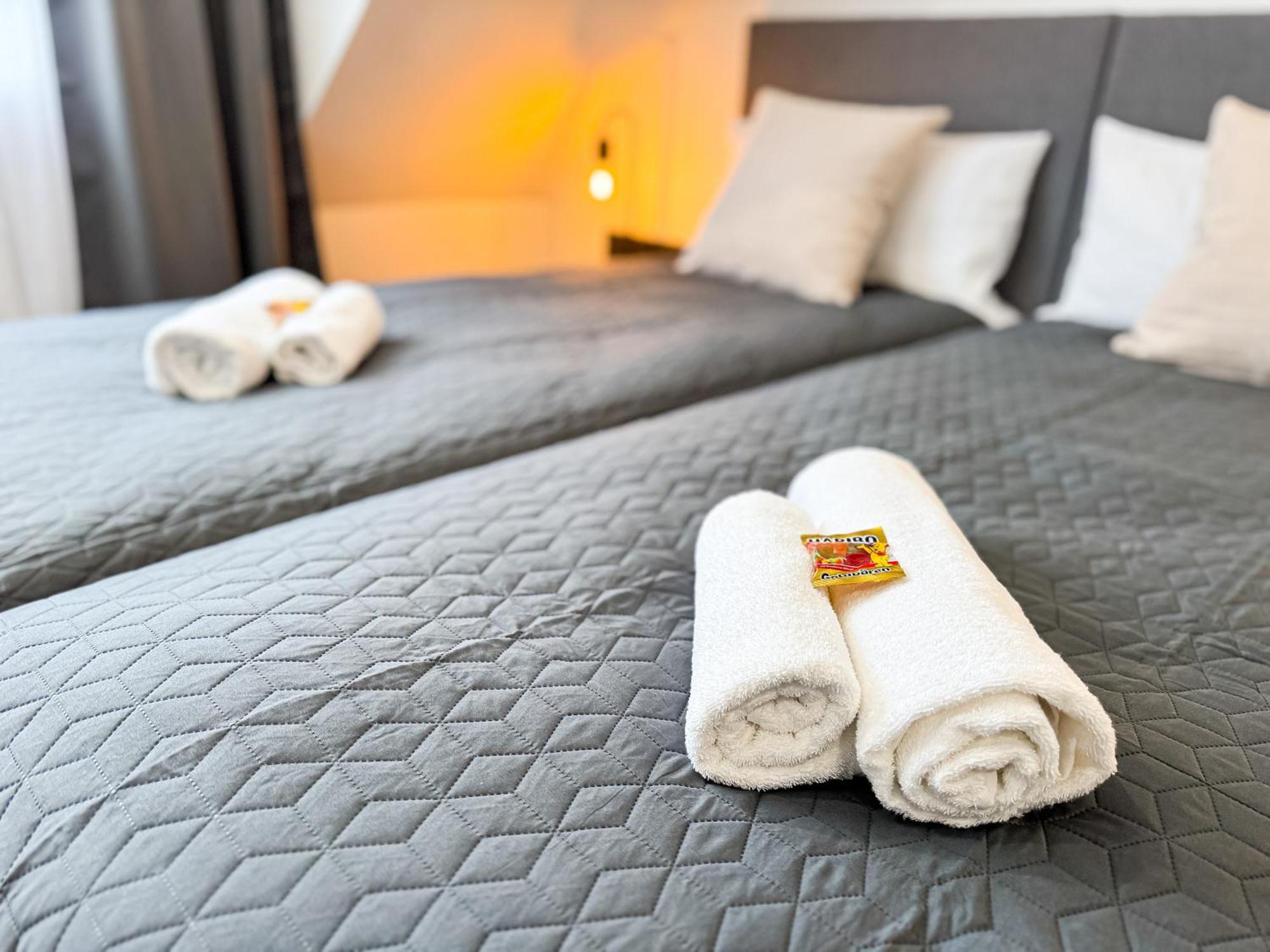Immostay #8 - Haus Fuer 13 Personen Mit 7 Zimmer - Grosser Garten & Grill, Free Parking, Wlan BRE Esterno foto